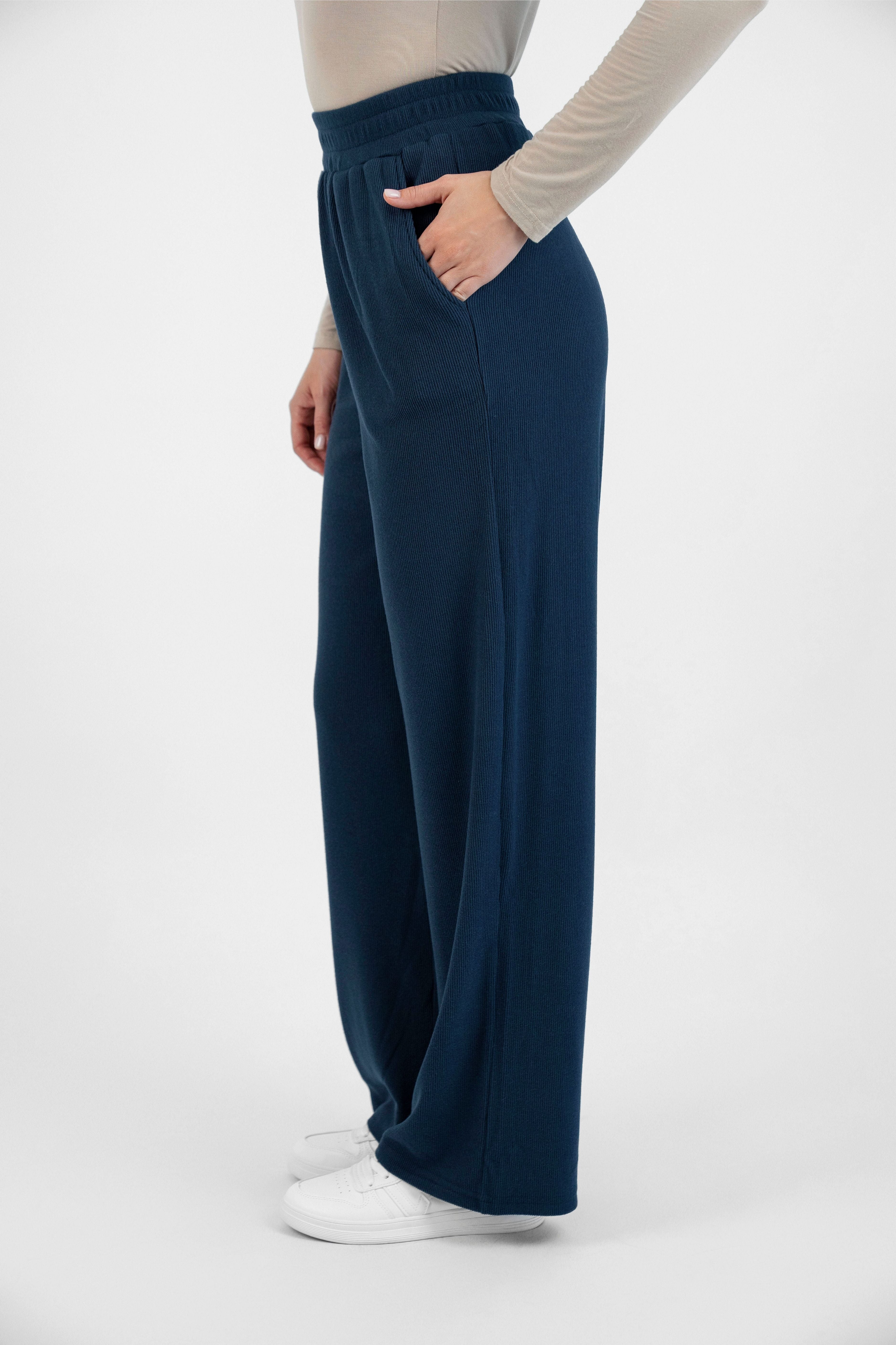 FARES' velour pants are shown from the left side. Colour description: Navy Blue.