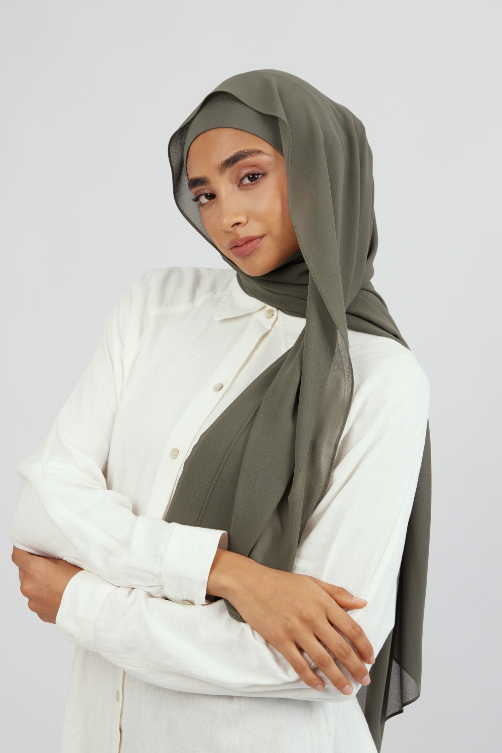 The right profile of a female model wearing a breathable hijab undercap. Colour description: medium green.