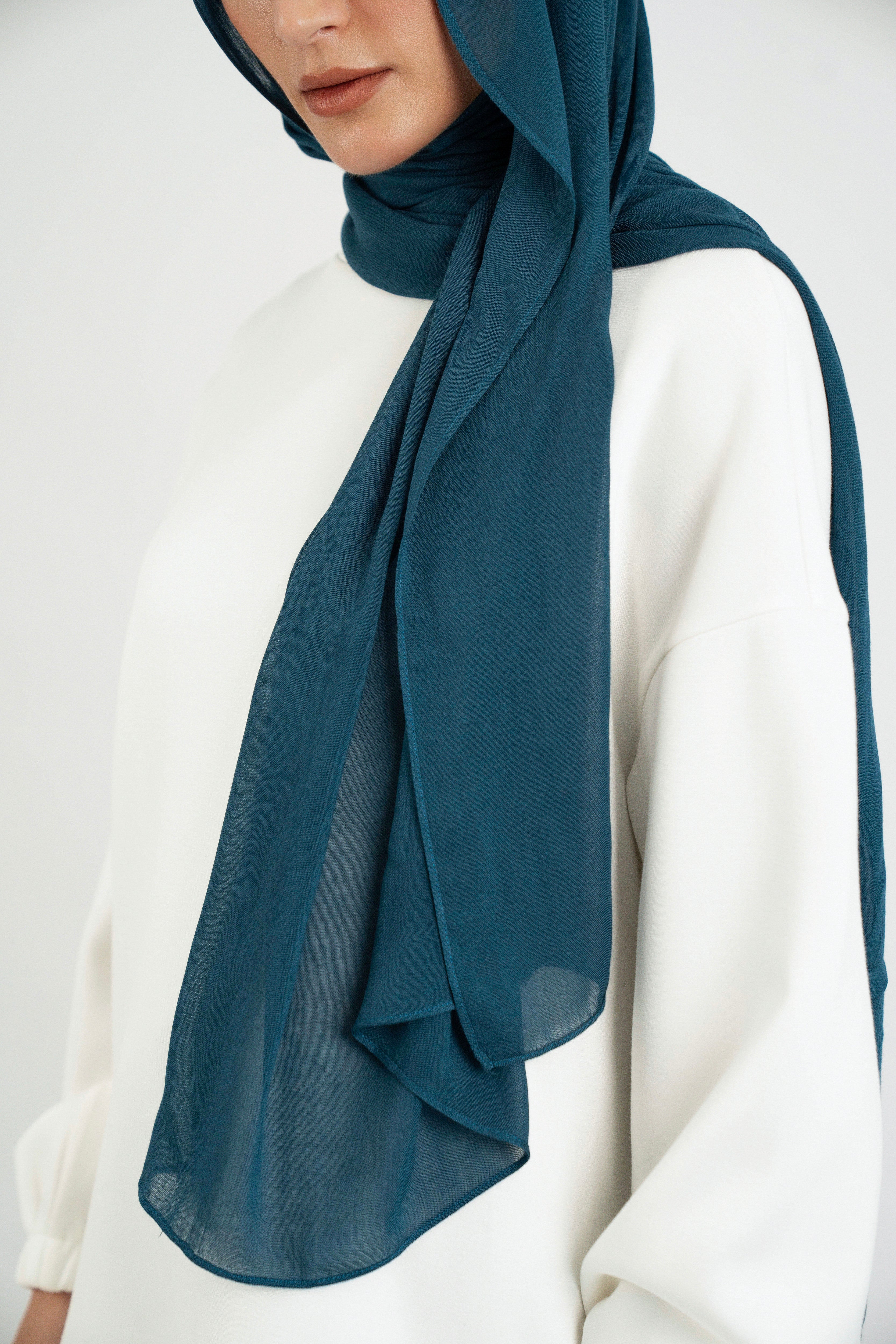 Colour: Real Teal. A shoulder view of a Matching Butter Modal Hijab Set.