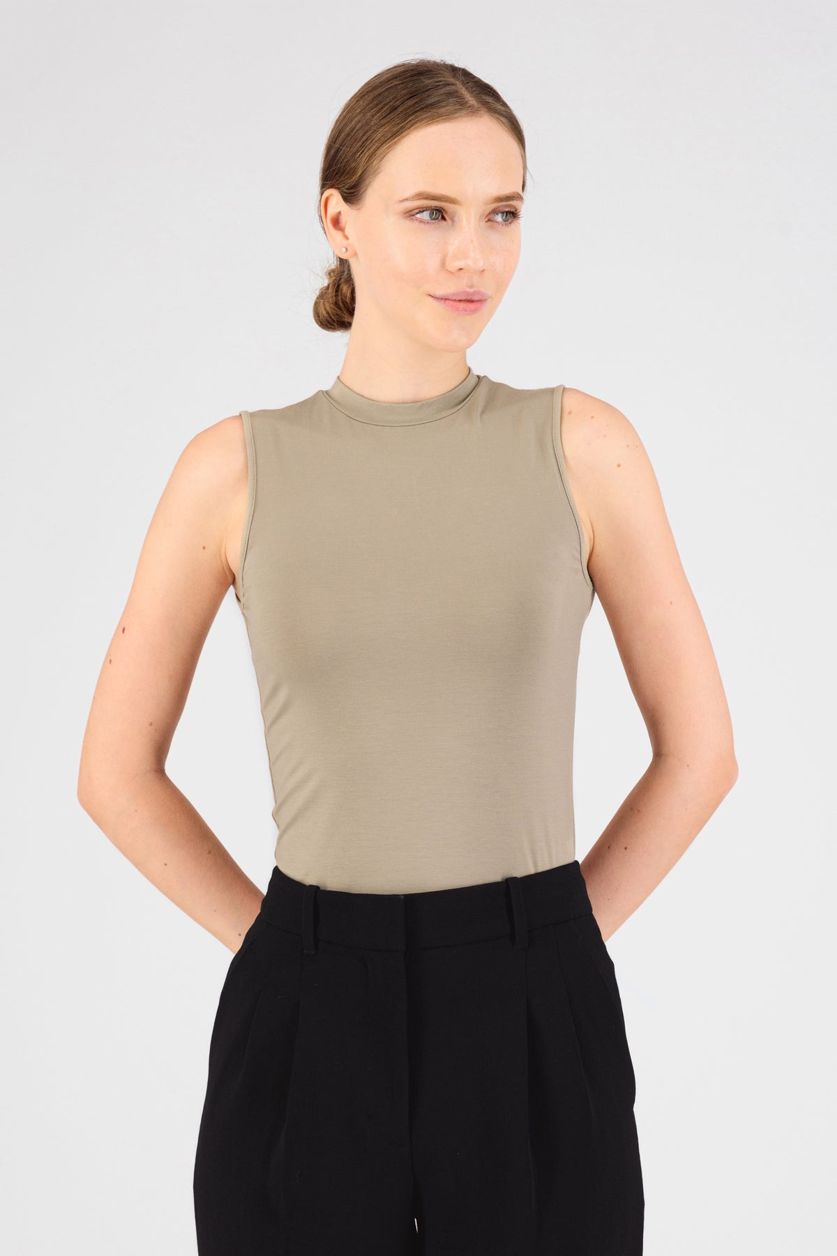 US - Sleeveless Layer - Sand