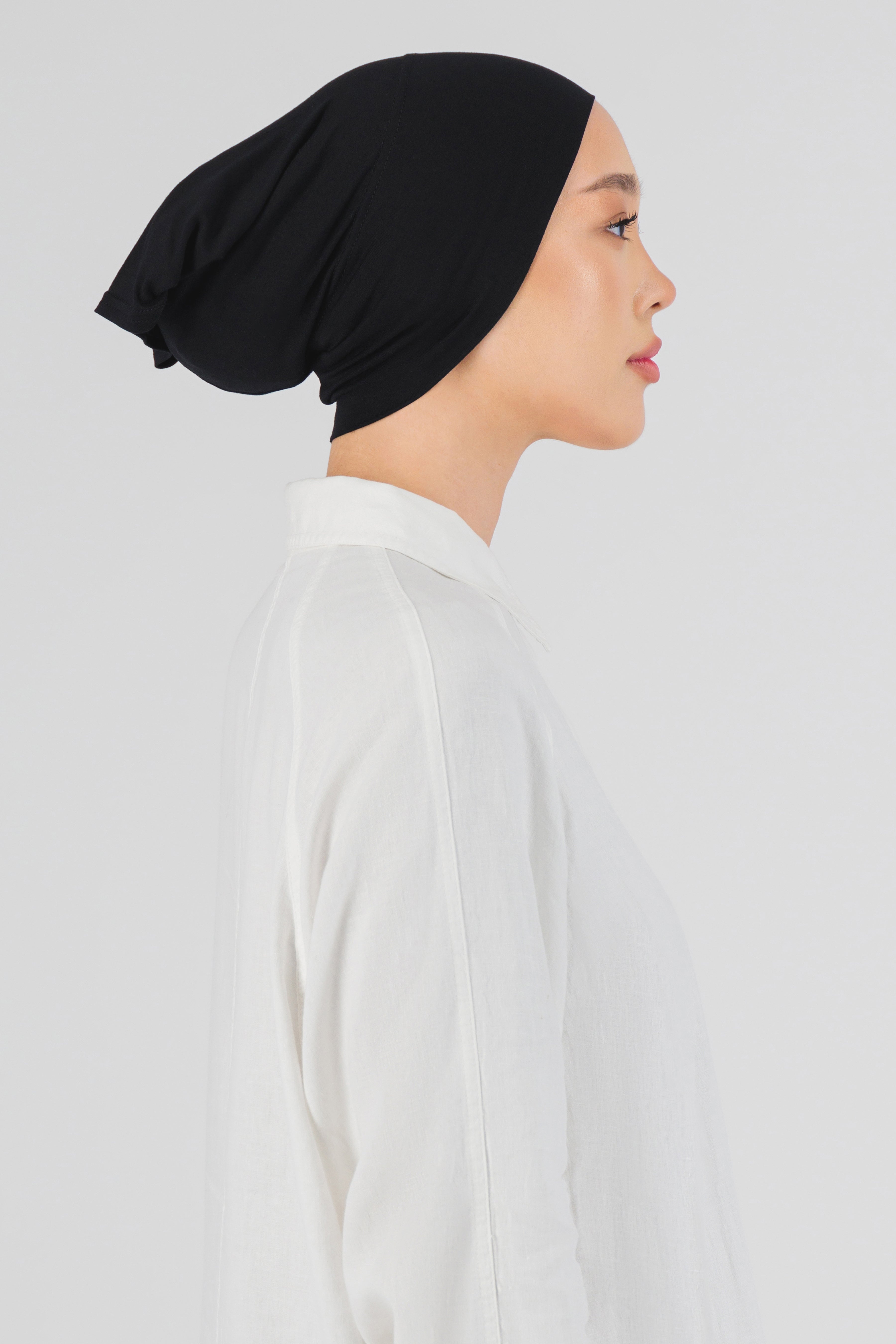 The right profile of a female model wearing a breathable hijab undercap. Colour description: black.