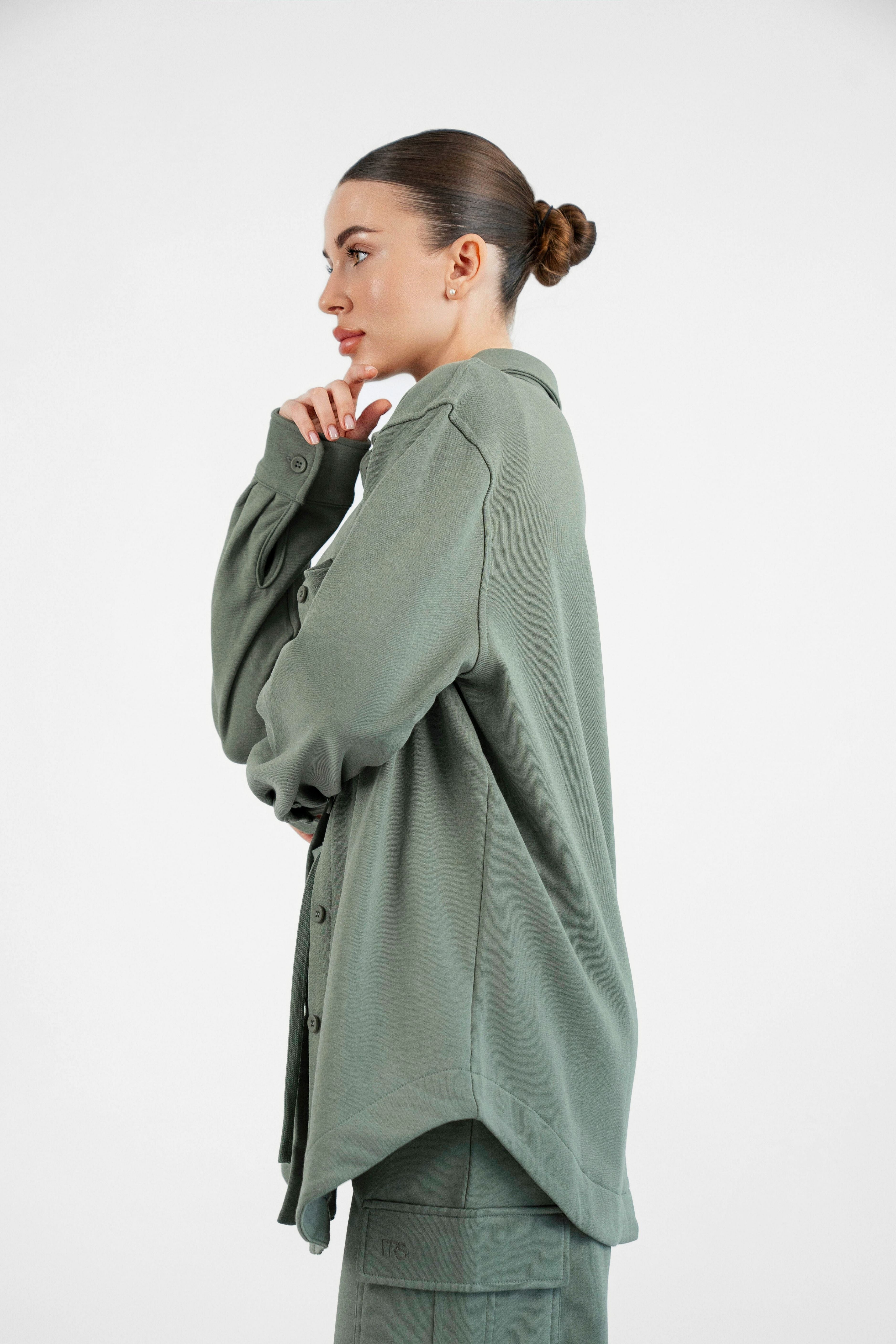 Colour: Oakmoss. The model is turned to the left wearing an Oversized Cotton Shacket.