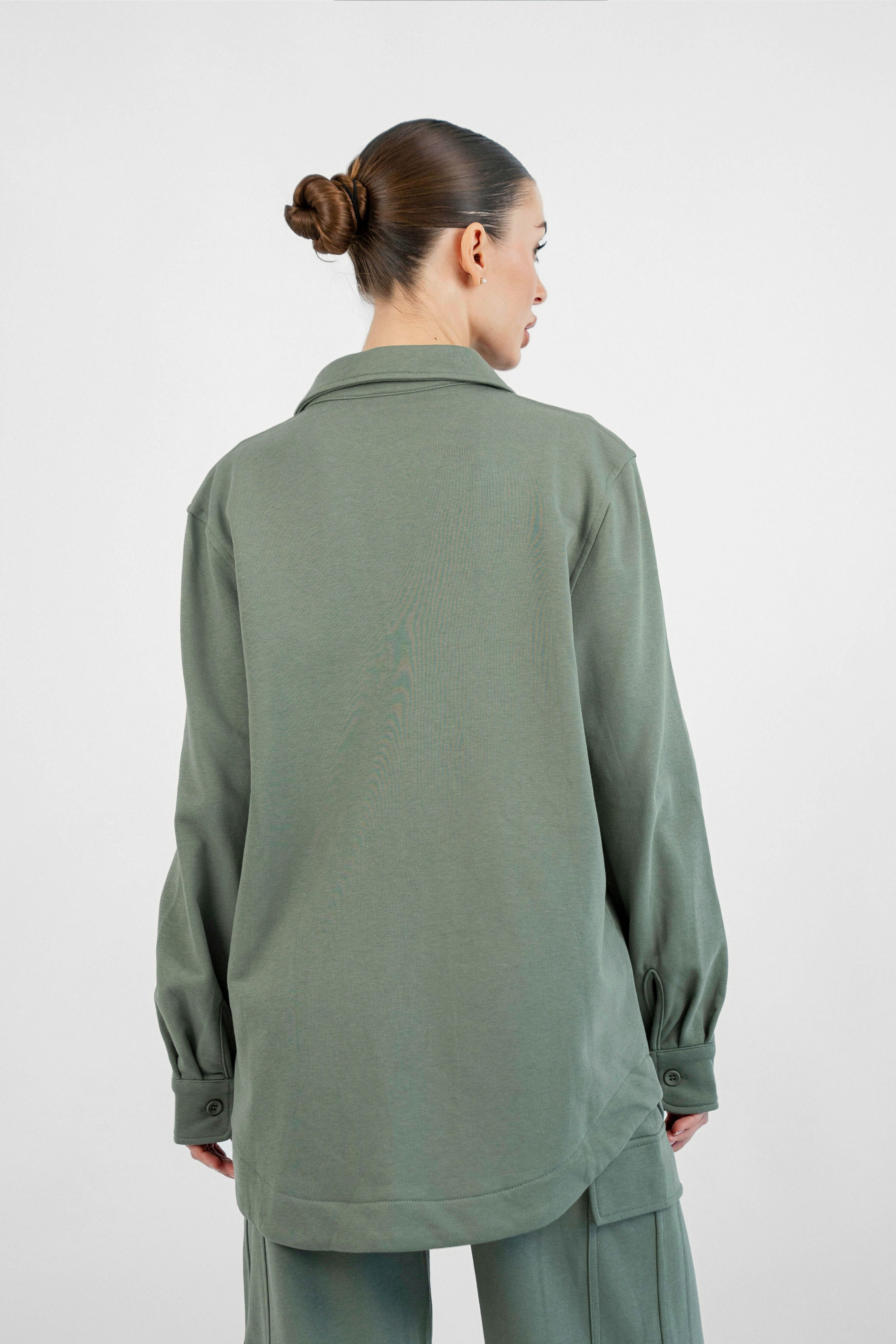 Colour: Oakmoss. The back of a model an Oversized Cotton Shacket.
